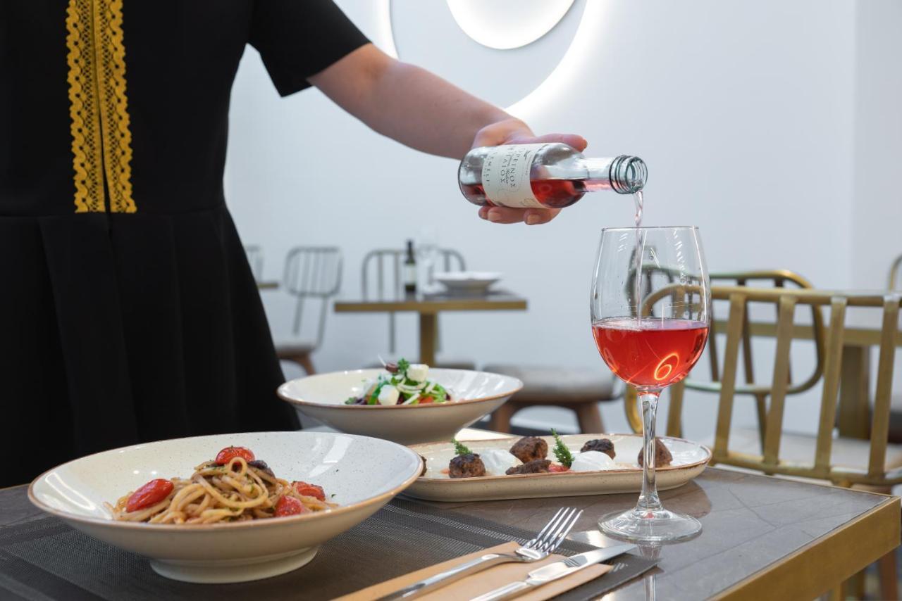 Hellenic Vibes Smart Hotel 아테네 외부 사진 A server serving wine
