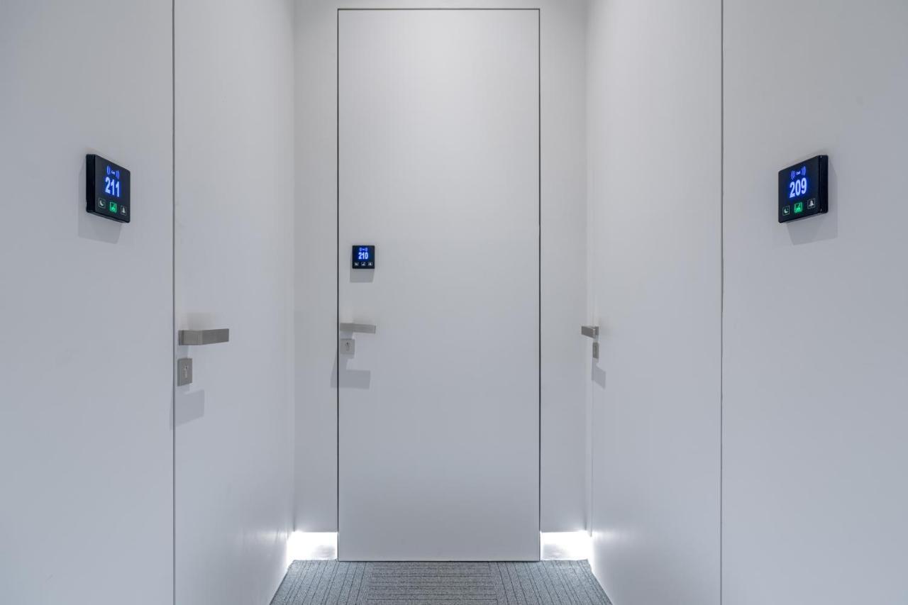 Hellenic Vibes Smart Hotel 아테네 외부 사진 A door with a door sensor